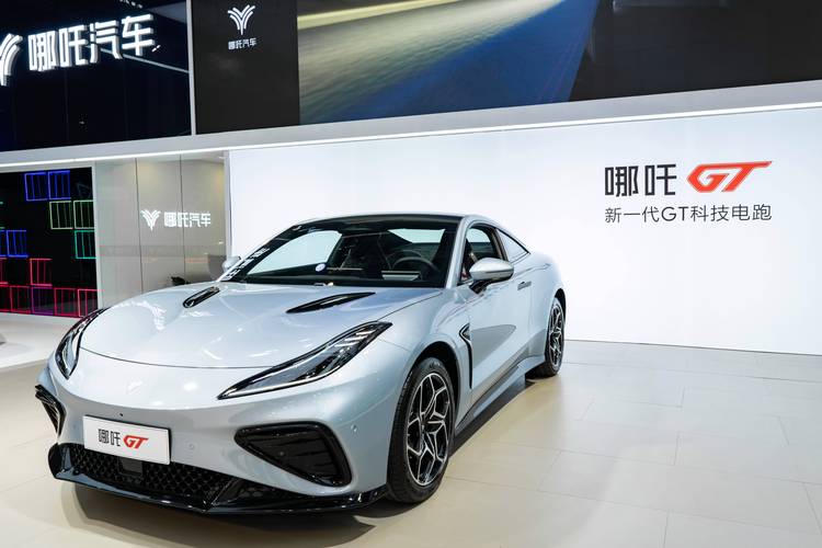 深圳347哪吒汽车在智能汽车领域的表现，领途汽车在新能源汽车市场中的影响力